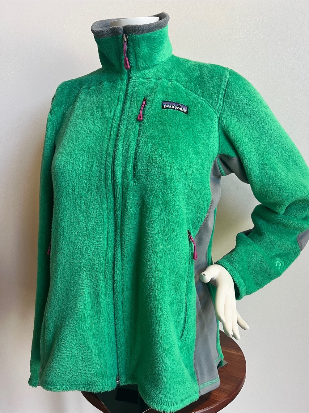 Patagonia Green Teddy Fleece Jacket with Gray Panels 3 zip pockets cozy